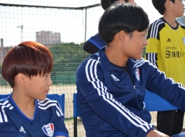今回の国際親善試合を企画した本学サッカー部の洪準基さん(右)