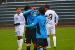 優勝後、涙で抱き合って喜ぶ選手達