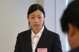 総務委員会で意見を発表する山田さん