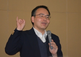 最先端の造船技術シミュレータの開発について説明する松岡准教授