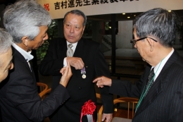 紫綬褒章の説明をされる吉村先生