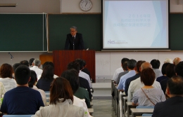 全体会で挨拶する木下健学長