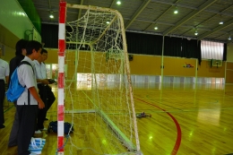 大学生が制作したドローン（右の空中）の操縦