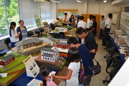 学生が制作した建築模型の見学