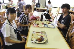 先輩学生とお話しながらのランチも出来ます☆