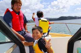 潮風がさわやかな網場湾をクルージング