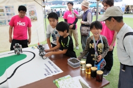 レゴブロック製のETロボットに興味しんしんの子どもたち