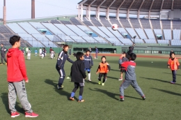 兵藤選手から指導を受ける子どもたち