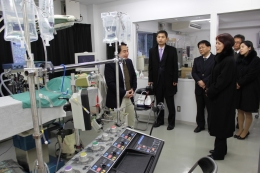 医療工学コースの機器を見学される劉亜明総領事